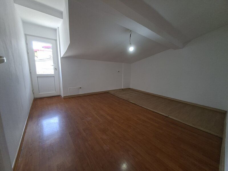 Piata Unirii, Calea Calarasilor, proprietar, vand casa P+M, 4 camere,